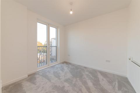 2 bedroom flat to rent, Ridgeway View, London