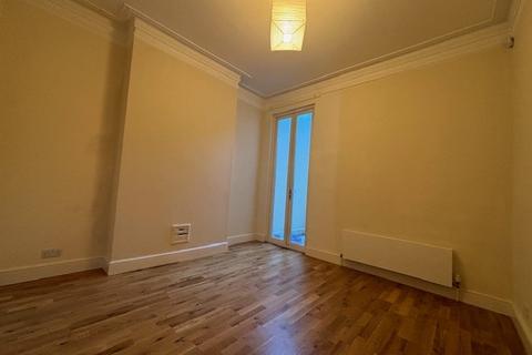 3 bedroom flat to rent, Buller Road, London NW10