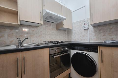 1 bedroom ground floor maisonette to rent, Ravensbury Road, London SW18