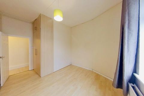 1 bedroom ground floor maisonette to rent, Ravensbury Road, London SW18