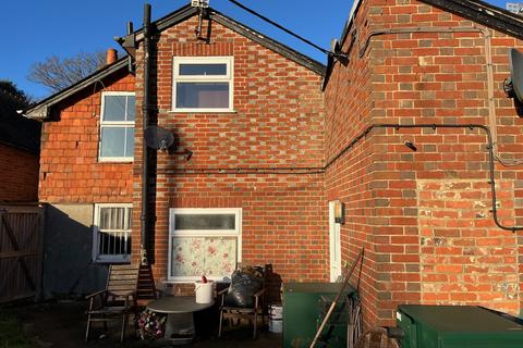 2 bedroom flat to rent, High Street, Compton RG20