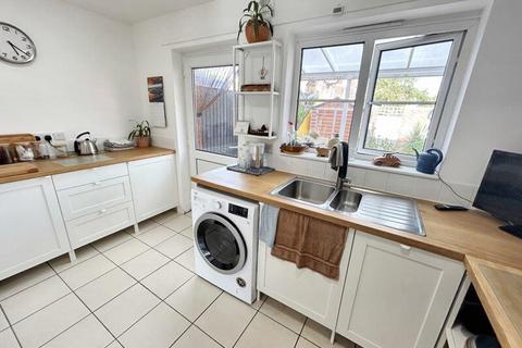 4 bedroom end of terrace house to rent, Douglas Road, Weymouth DT4