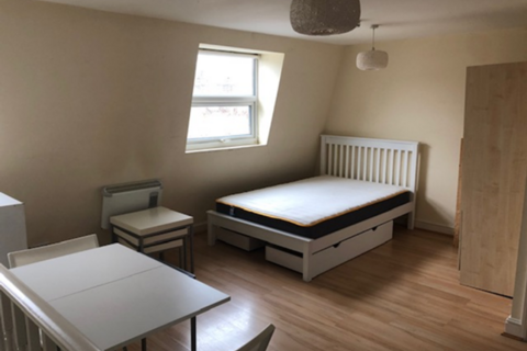 Studio to rent, Blythe Road, London W14