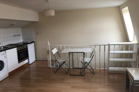 Studio to rent, Blythe Road, London W14