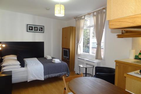 Studio to rent, Cartwright Gardens, Bloomsbury, London, WC1H