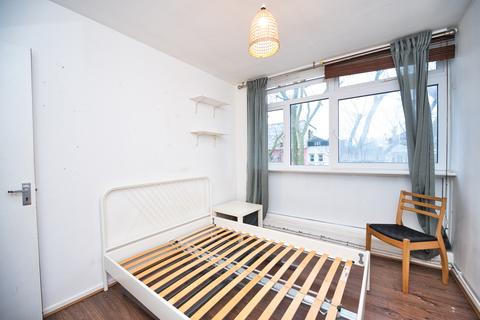 1 bedroom in a flat share to rent, Mile End Road,  London, E3