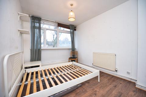 1 bedroom in a flat share to rent, Mile End Road,  London, E3