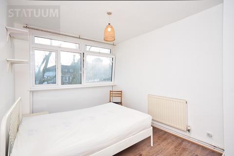 1 bedroom in a flat share to rent, Mile End Road,  London, E3