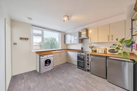 2 bedroom flat to rent, High Street, Shepperton TW17