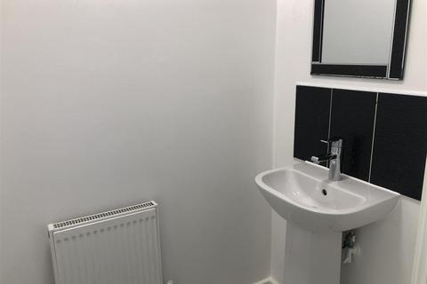 2 bedroom end of terrace house to rent, Markham Rise, Bedford