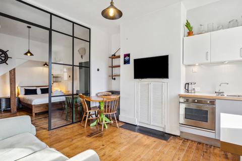 1 bedroom flat for sale, Marjorie Grove, London, SW11