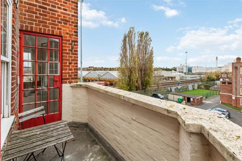 3 bedroom flat for sale, London Road, Morden SM4