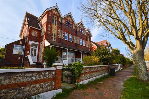 2 bedroom flat to rent, Enys Road, Eastbourne