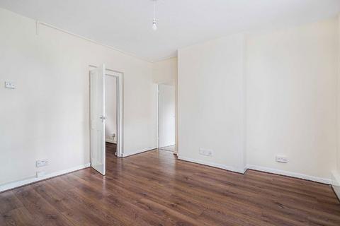 3 bedroom flat to rent, Amhurst Road, London E8