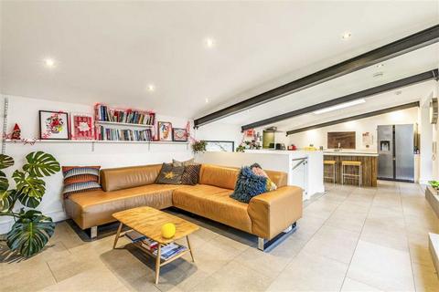 4 bedroom flat for sale, Bartholomew Square, London EC1V