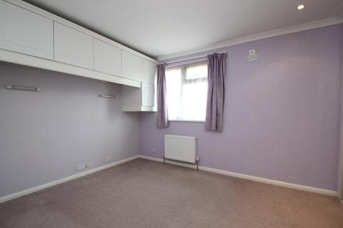 3 bedroom terraced house to rent, Farnley, Woking GU21