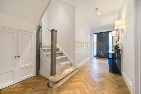 16 Tretawn Gardens, London, NW7 4NR