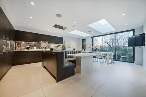 16 Tretawn Gardens, London, NW7 4NR