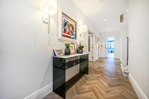 16 Tretawn Gardens, London, NW7 4NR