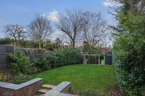 16 Tretawn Gardens, London, NW7 4NR