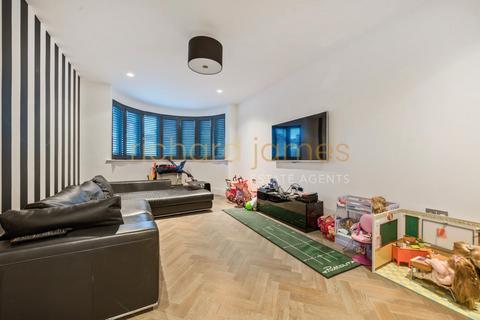 16 Tretawn Gardens, London, NW7 4NR