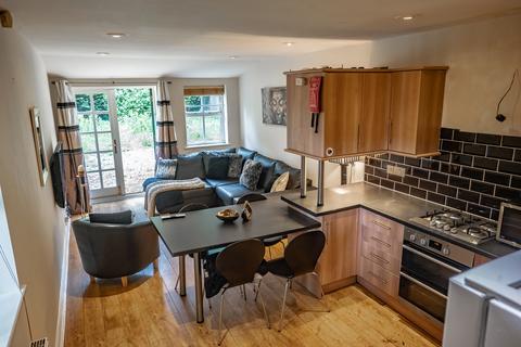 6 bedroom semi-detached house to rent, Schuster Road, Manchester M14