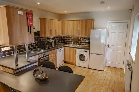6 bedroom semi-detached house to rent, Schuster Road, Manchester M14