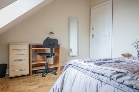 6 bedroom semi-detached house to rent, Schuster Road, Manchester M14