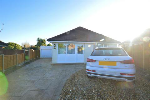 2 bedroom detached bungalow for sale, LARGE SOUTH-FACING GARDEN * LAKE