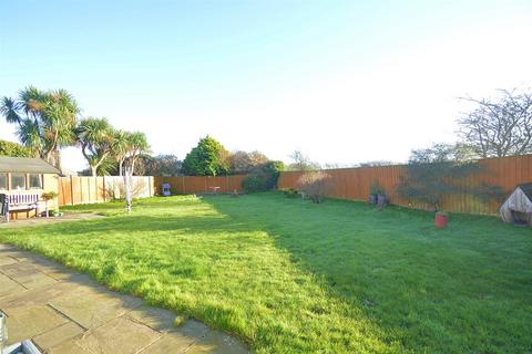 2 bedroom detached bungalow for sale, LARGE SOUTH-FACING GARDEN * LAKE