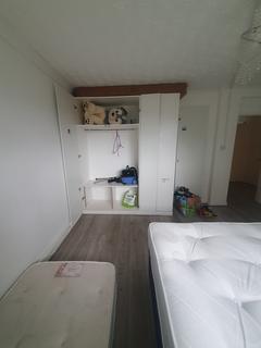 1 bedroom in a flat share to rent, Chalklands, Wembley HA9