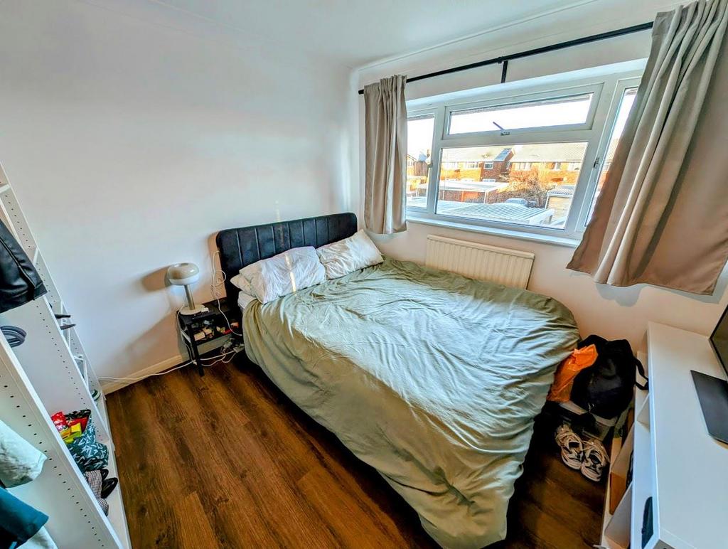 66 Merlin Way bed 2.jpg