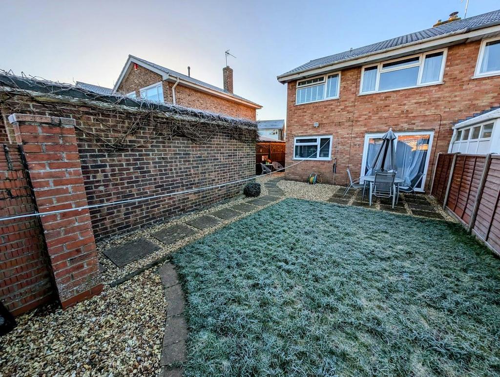 66 Merlin rear garden 3.jpg