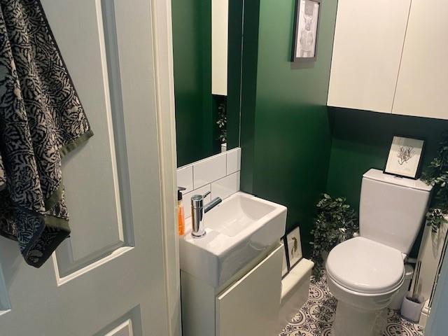 66 Merlin upstairs cloakroom.jpg