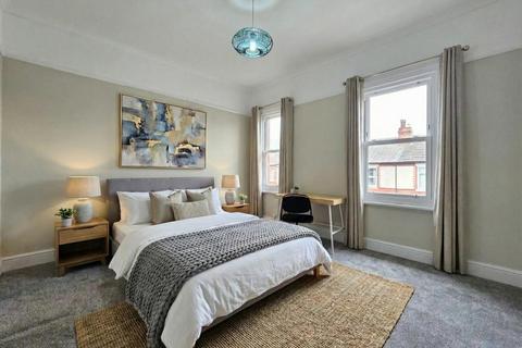 3 bedroom terraced house to rent, St. Andrews Avenue, Timperley
