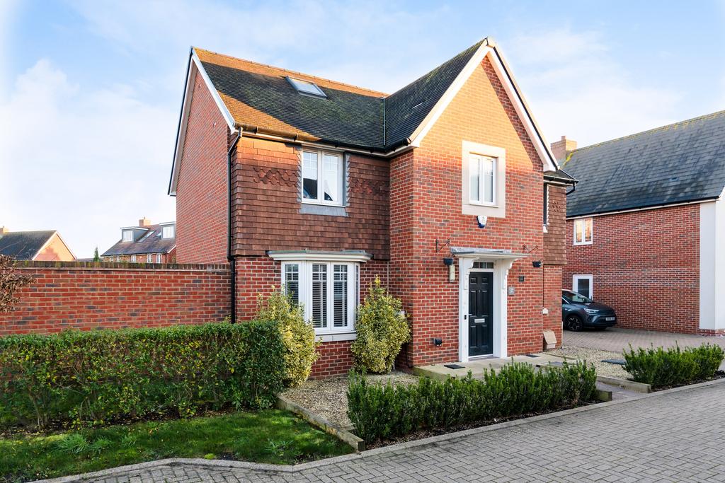 2 Cheddington Grove, HP22 7 AB-1