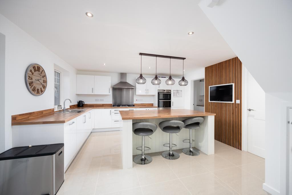 2 Cheddington Grove, HP22 7 AB-12
