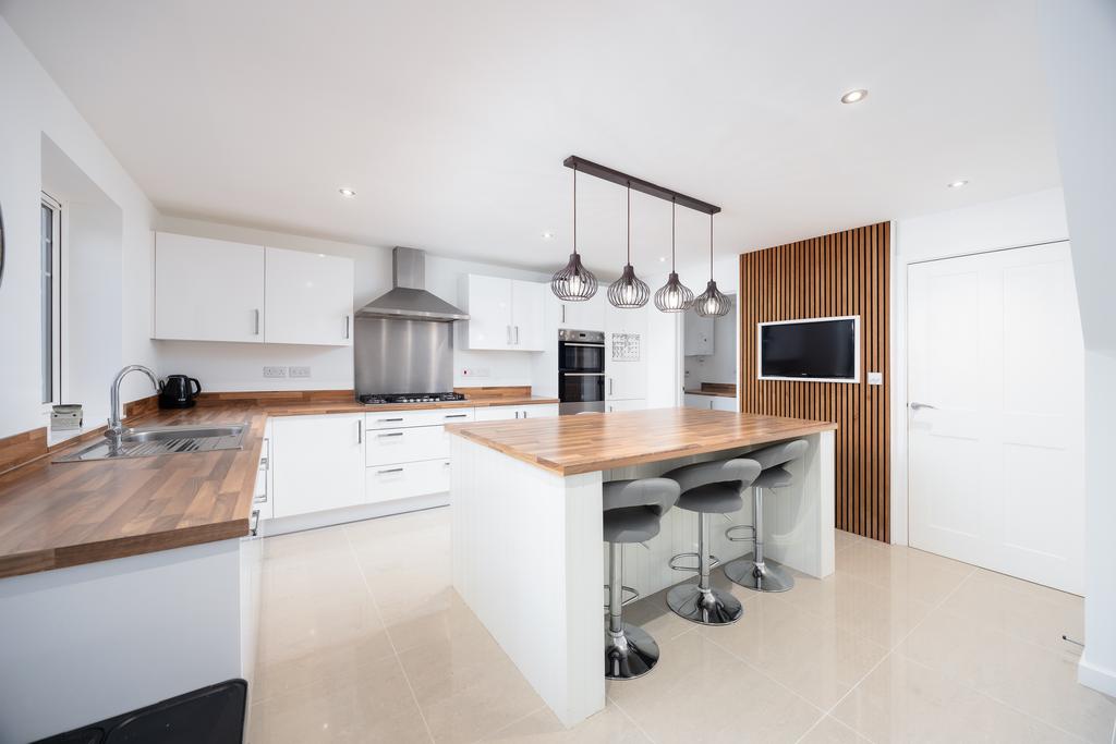 2 Cheddington Grove, HP22 7 AB-13