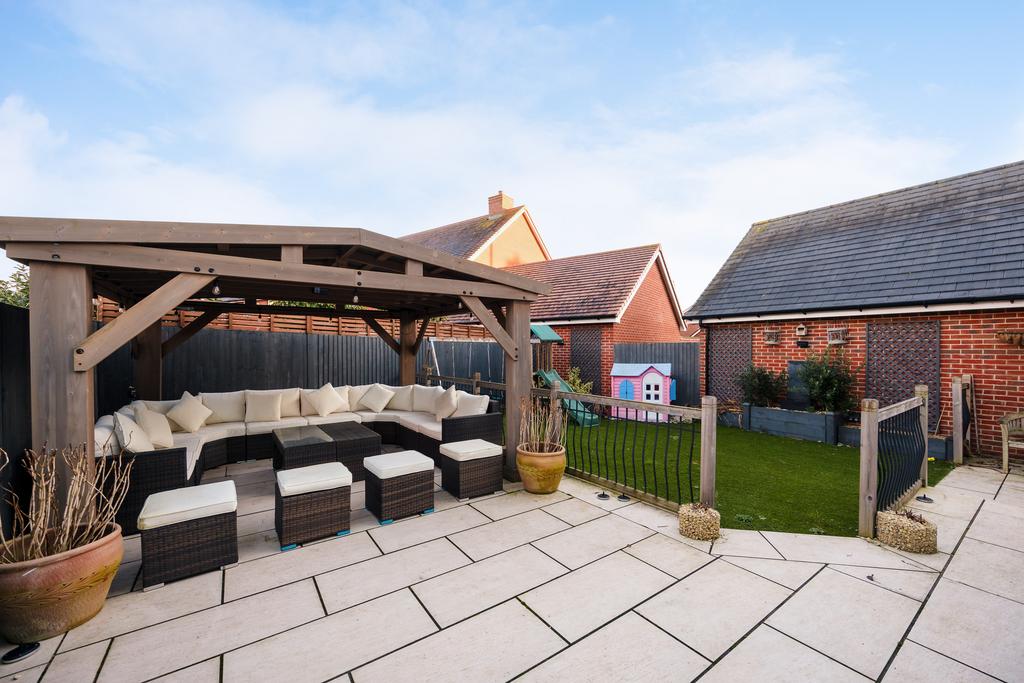 2 Cheddington Grove, HP22 7 AB-6