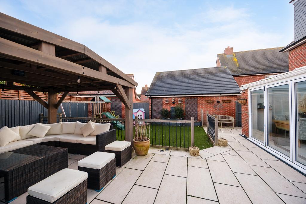 2 Cheddington Grove, HP22 7 AB-7