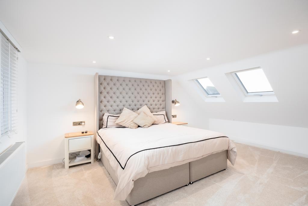 2 Cheddington Grove, HP22 7 AB-27