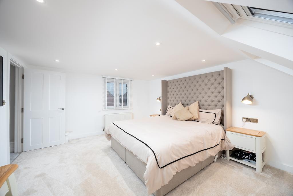 2 Cheddington Grove, HP22 7 AB-29