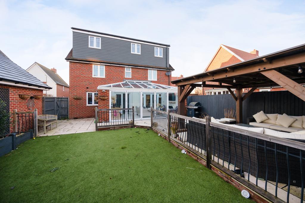 2 Cheddington Grove, HP22 7 AB-10