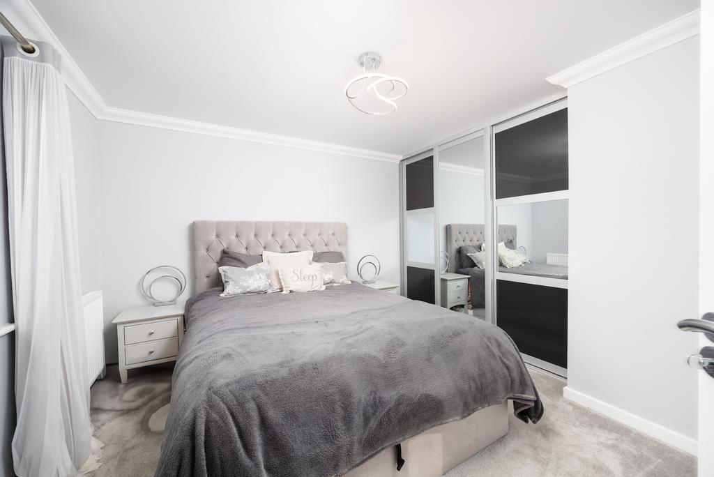 2 Cheddington Grove, HP22 7 AB-23