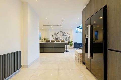 106 Carr Road, Sheffield, S6 2WZ