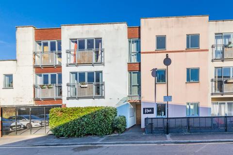 2 bedroom flat to rent, Myrtle Street, Bristol BS3