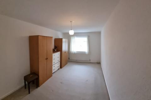 2 bedroom end of terrace house to rent, Larden Walk, Manchester M8