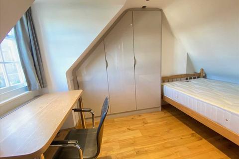 House share to rent, Holyoake Walk, Ealing