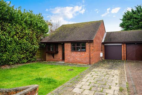 2 bedroom bungalow for sale, Beckenshaw Gardens, Banstead