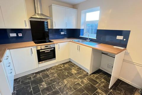 3 bedroom semi-detached house to rent, Caunton Close, Meden Vale, NG20